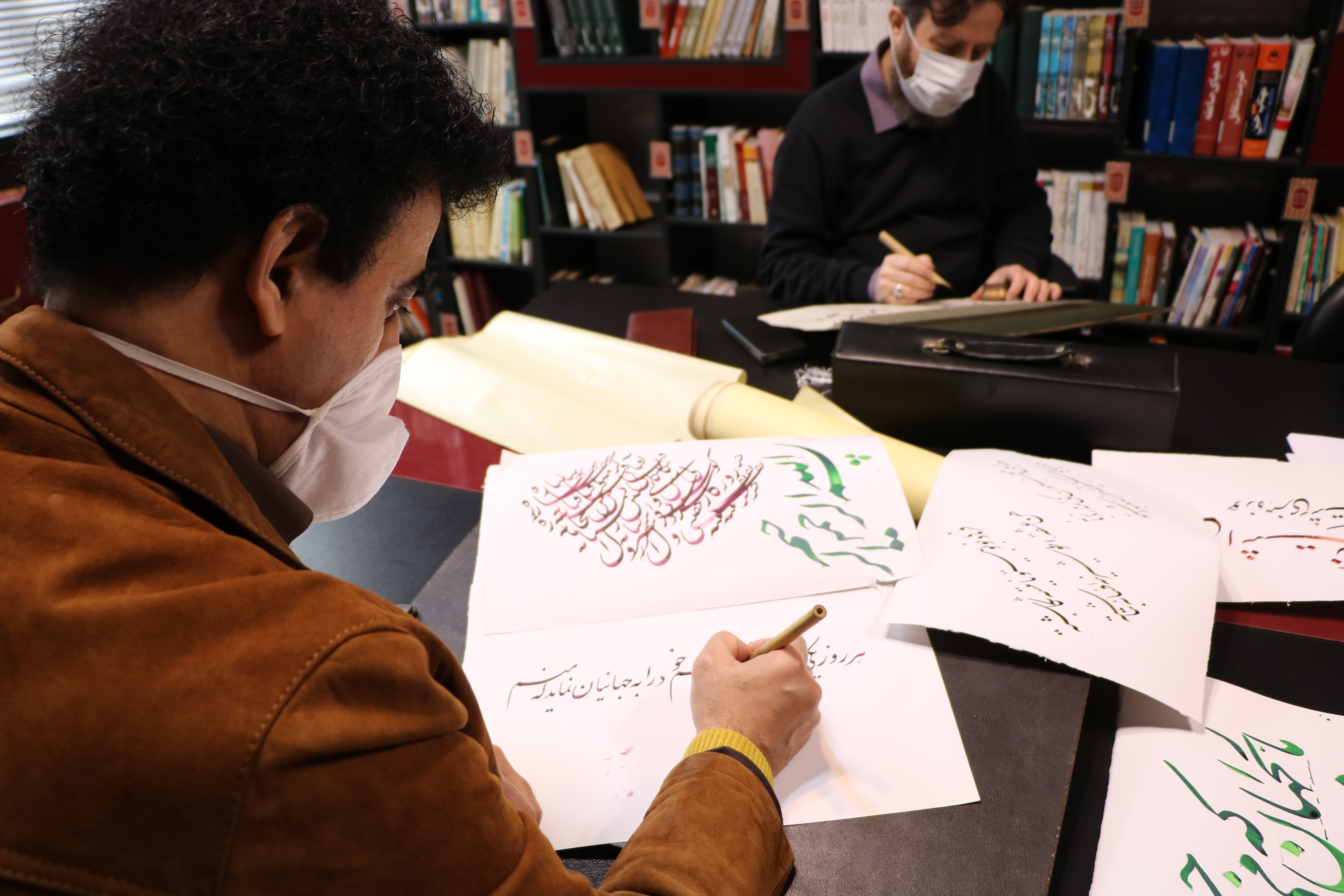 خلق آثار خوشنویسی در حیاط روشن رنگ از سوی حوزه هنری گیلان