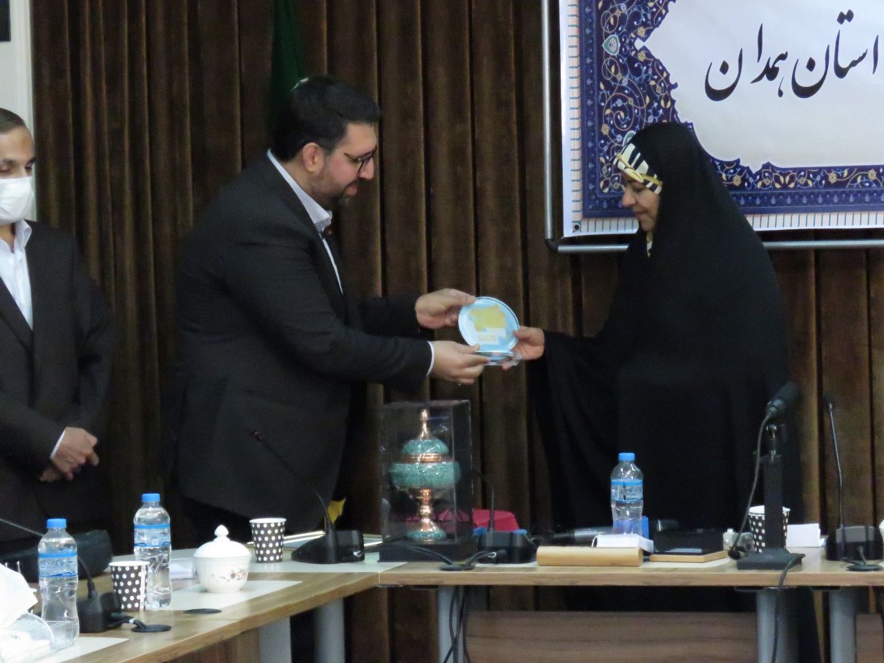 نشان طلایی جایزه ادبی «اوراسیا» در دستان نویسنده همدانی