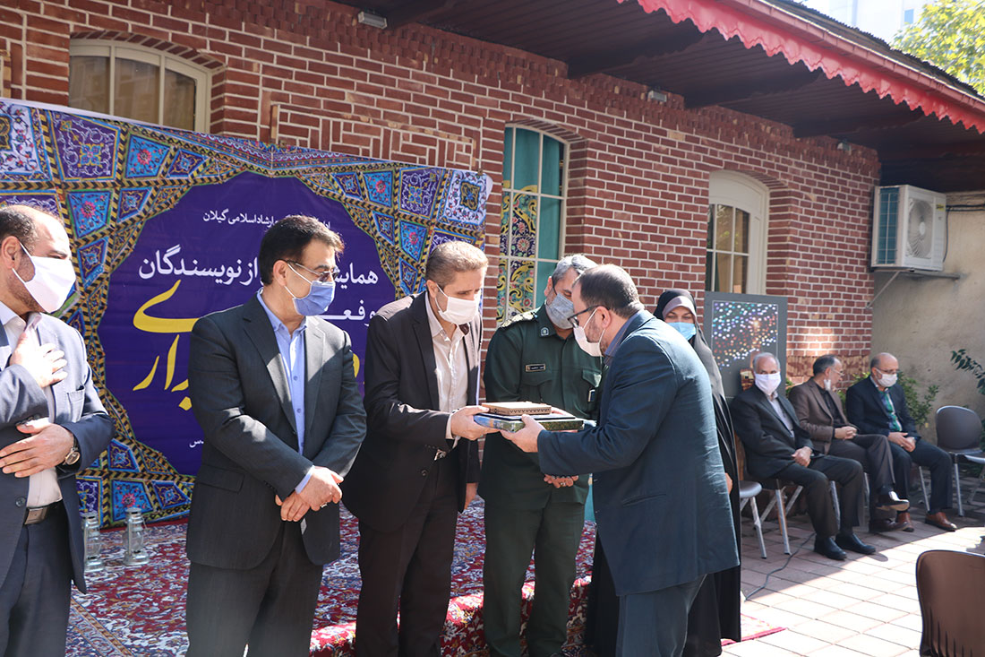 تجلیل از نویسندگان دفاع مقدس  و اعضای گروه تاریخ شفاهی حوزه هنری گیلان