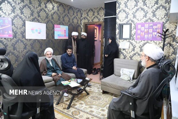 نماینده ولی فقیه در گیلان در بازدیدی از حوزه هنری انقلاب اسلامی استان، ضمن حضور در بخش‌های مختلف این حوزه، با جمعی از هنرمندان و فعالان فرهنگی دیدار و گفتگو کرد.