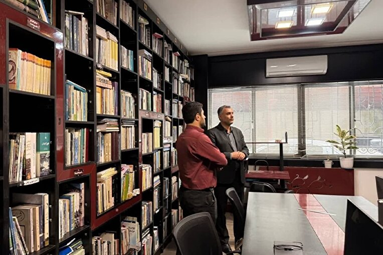 نماینده مردم صومعه سرا در دیداری با مدیر حوزه هنری استان گیلان، به بررسی ظرفیت‌ها و توانمندی‌های این حوزه پرداختند.