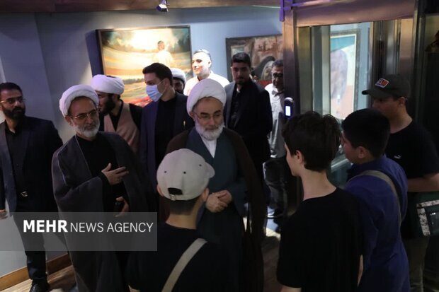 نماینده ولی فقیه در گیلان در بازدیدی از حوزه هنری انقلاب اسلامی استان، ضمن حضور در بخش‌های مختلف این حوزه، با جمعی از هنرمندان و فعالان فرهنگی دیدار و گفتگو کرد.